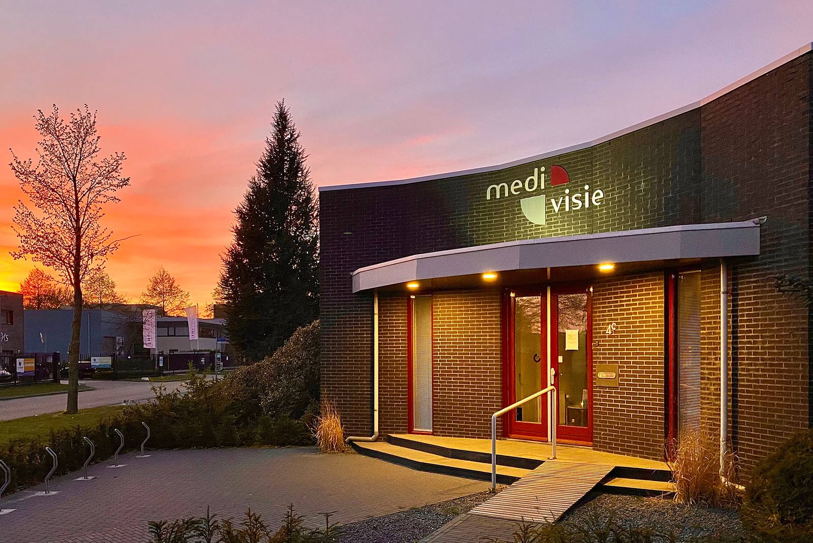 Het pand van fysiotherapiepraktijk Medivisie aan de Operetteweg in Almere in avondlicht
