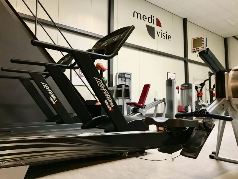 Life Fitness loopbanden en roeitrapper in de trainingsruimte van Medivisie Almere