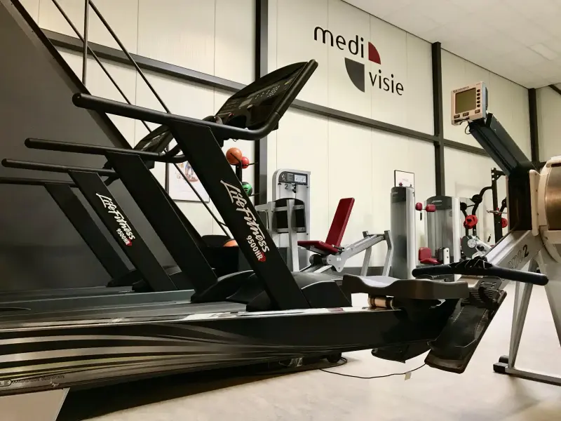 Life Fitness loopbanden en roeitrapper in de trainingsruimte van Medivisie Almere